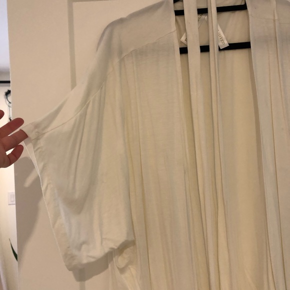 Plum Pretty Sugar White Robe - Picture 2 of 4